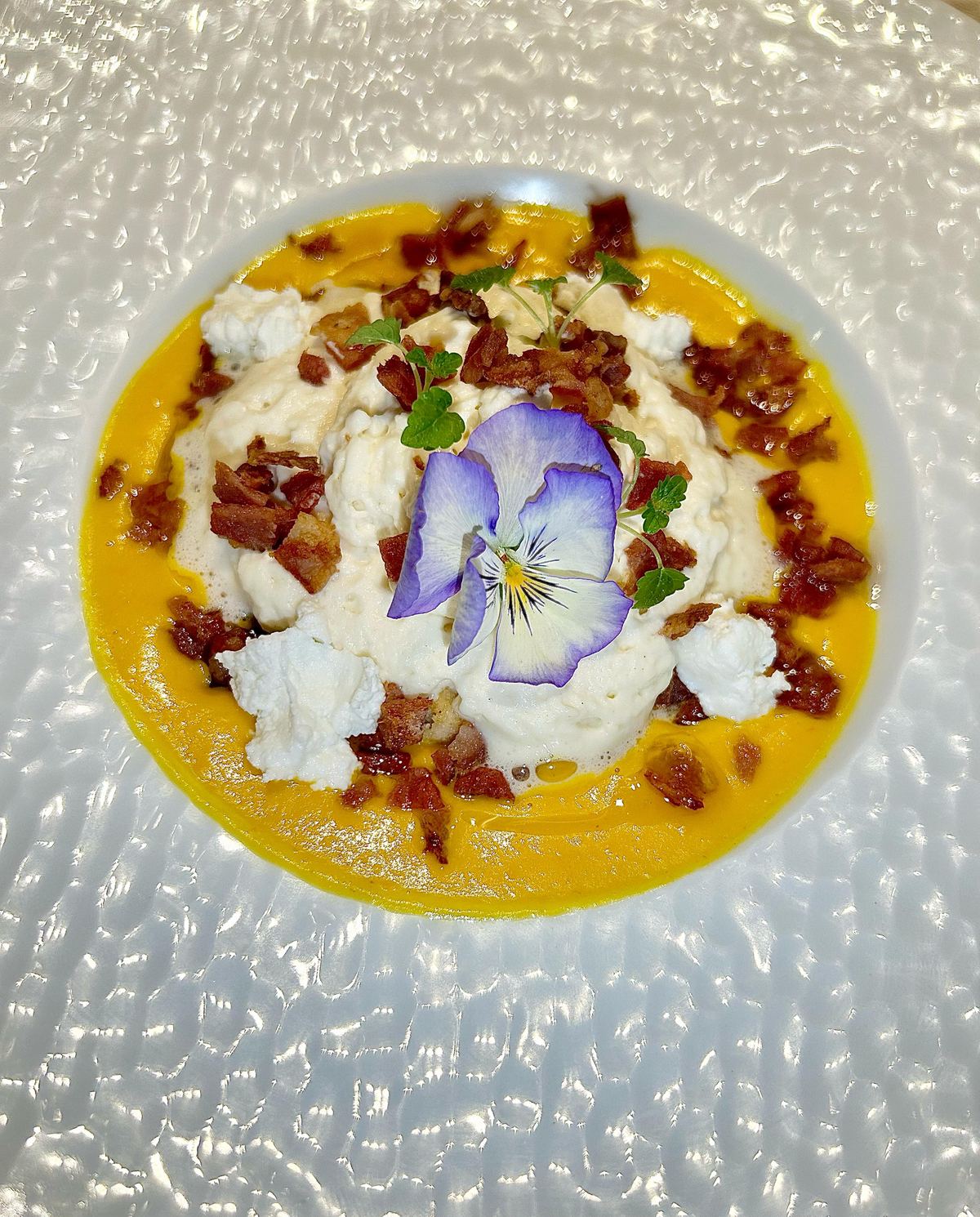 Dressage soigné d’une assiette signée Cyril Ramon