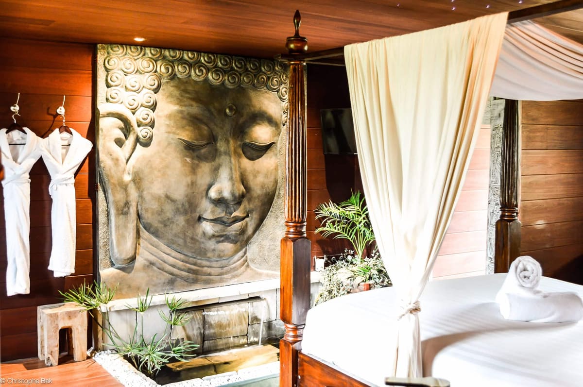 Le jacuzzi privatif d'une suite