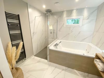 Découvrez la Suite Dream avec jacuzzi privatif. Ambiance romantique, spa, piscine chauffée et calme absolu à 1h de Paris. Idéal pour une nuit en amoureux. — Les Granges d’Haillancourt