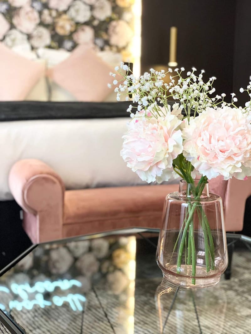 Découvrez la Suite Dream avec jacuzzi privatif. Ambiance romantique, spa, piscine chauffée et calme absolu à 1h de Paris. Idéal pour une nuit en amoureux. — Les Granges d’Haillancourt