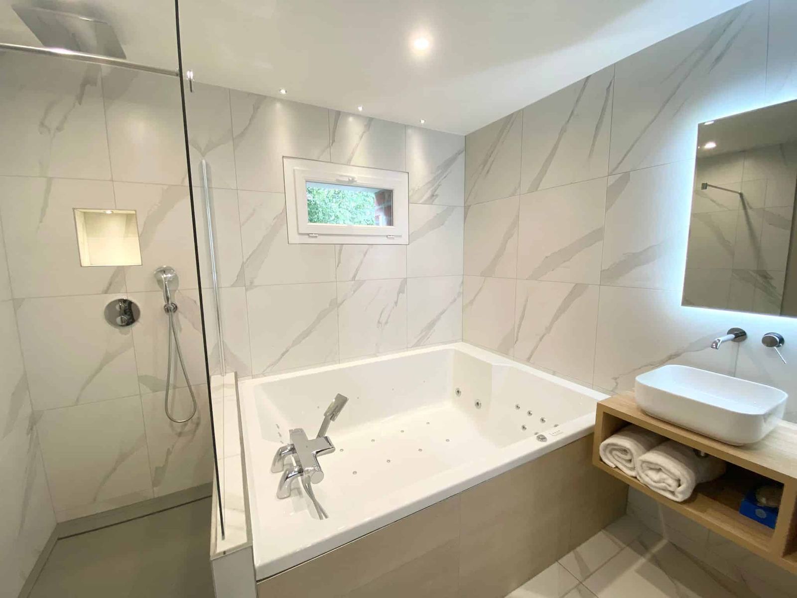 Découvrez la Suite Dream avec jacuzzi privatif. Ambiance romantique, spa, piscine chauffée et calme absolu à 1h de Paris. Idéal pour une nuit en amoureux. — Les Granges d’Haillancourt