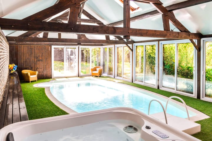 La piscine intérieure chauffée des Granges d’Haillancourt