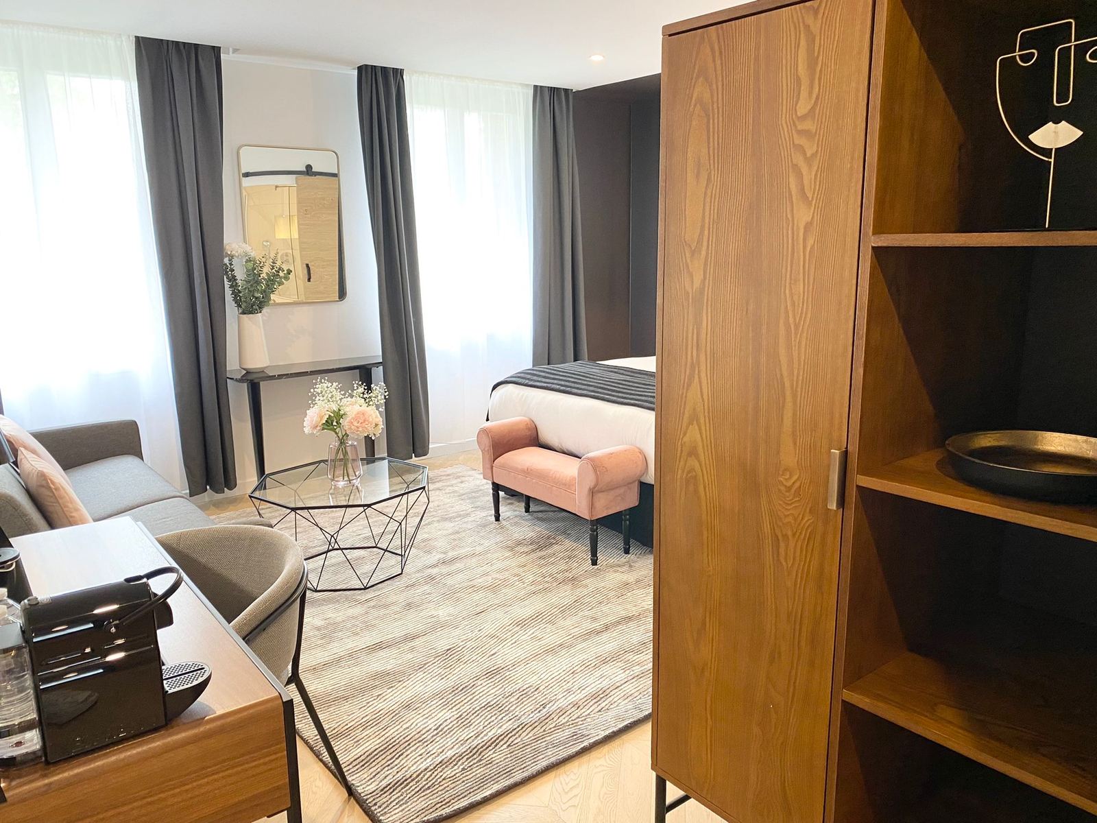 Découvrez la Suite Dream avec jacuzzi privatif. Ambiance romantique, spa, piscine chauffée et calme absolu à 1h de Paris. Idéal pour une nuit en amoureux. — Les Granges d’Haillancourt