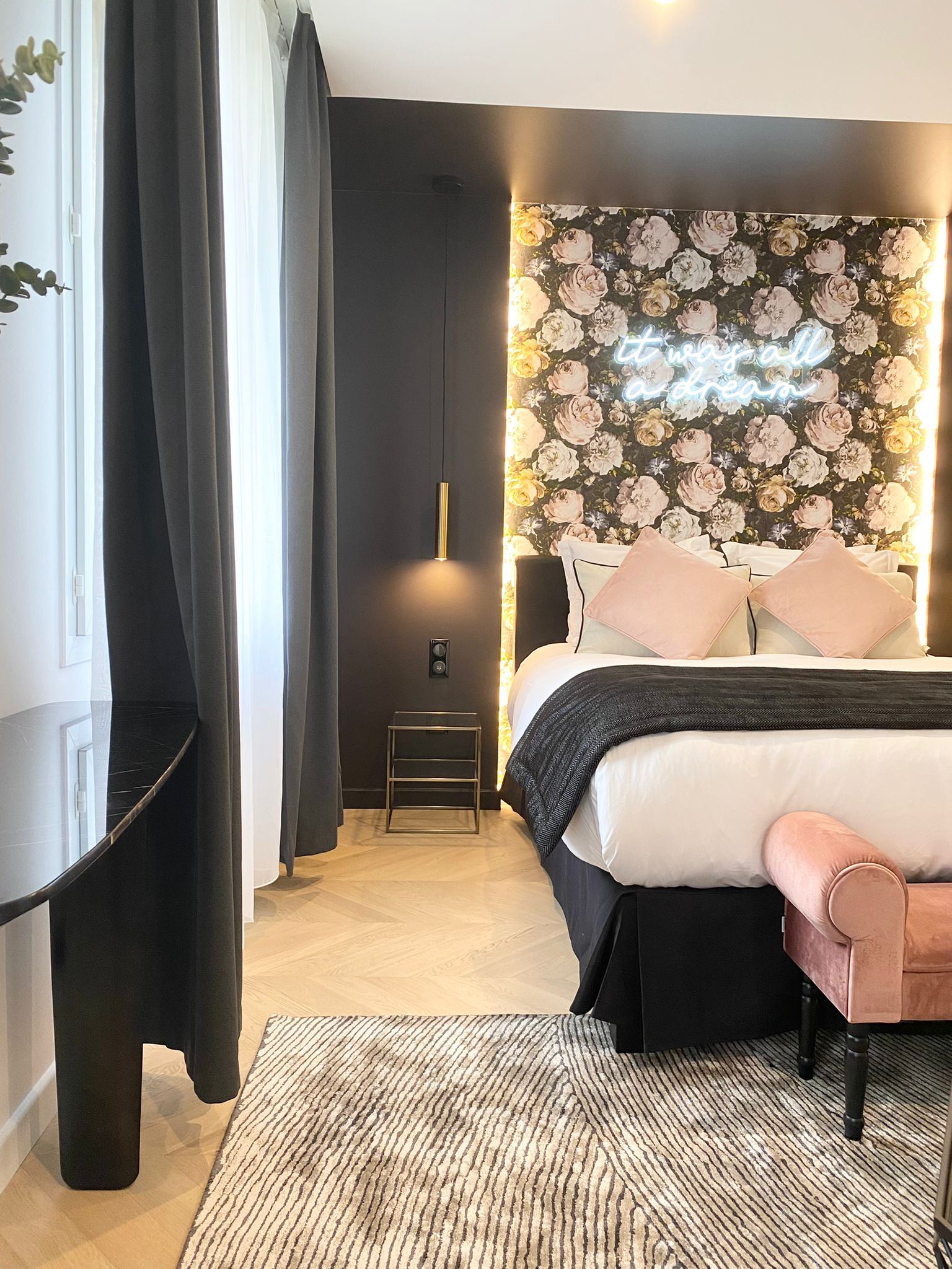 Ambiance romantique d'une suite avec jacuzzi